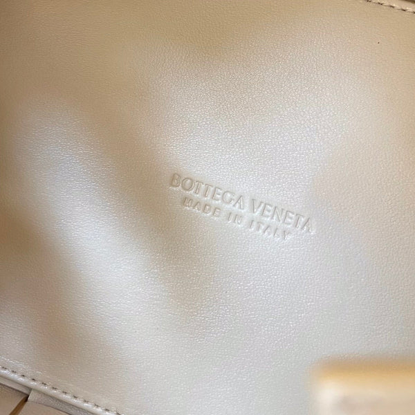 PICCOLA CASSETTA DA 22 IN PELLE DI AGNELLO BEIGE