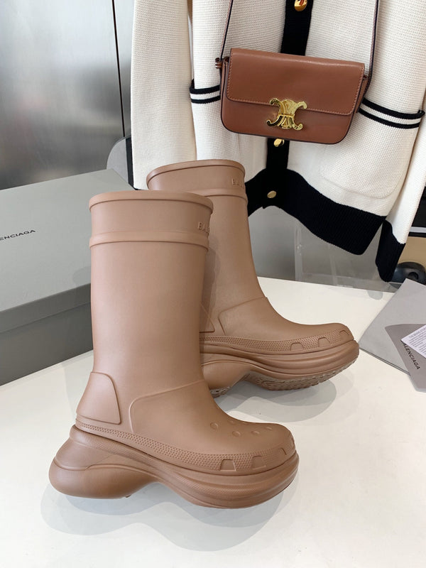 CROCS BOOTS IN BROWN RUBBER