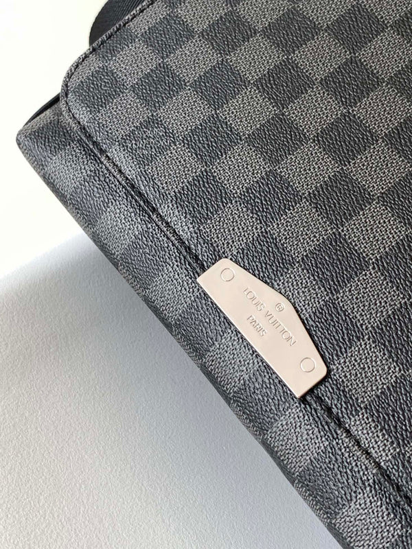 LV District PM Messenger 25cm Black Damier Graphite Canvas