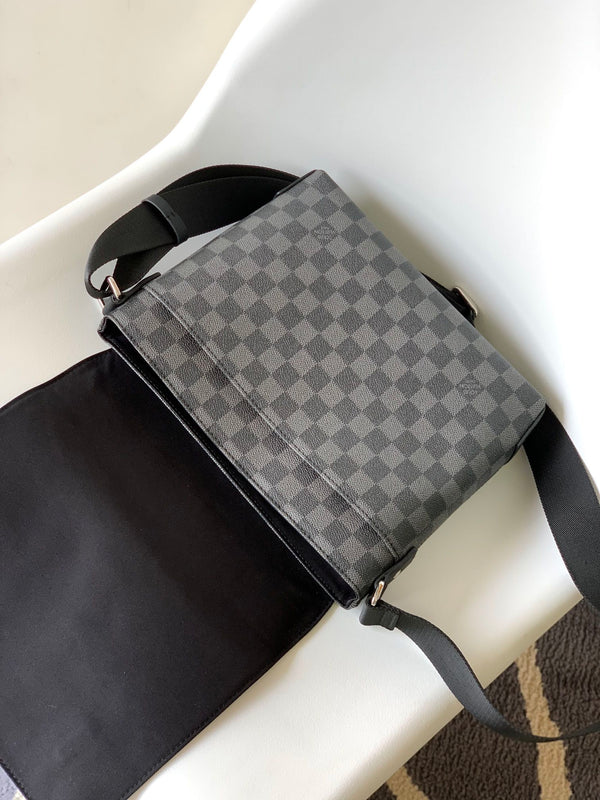LV District PM Messenger 25cm Black Damier Graphite Canvas