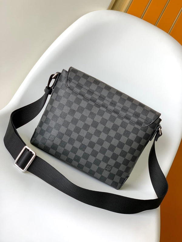 LV District PM Messenger 25cm Black Damier Graphite Canvas