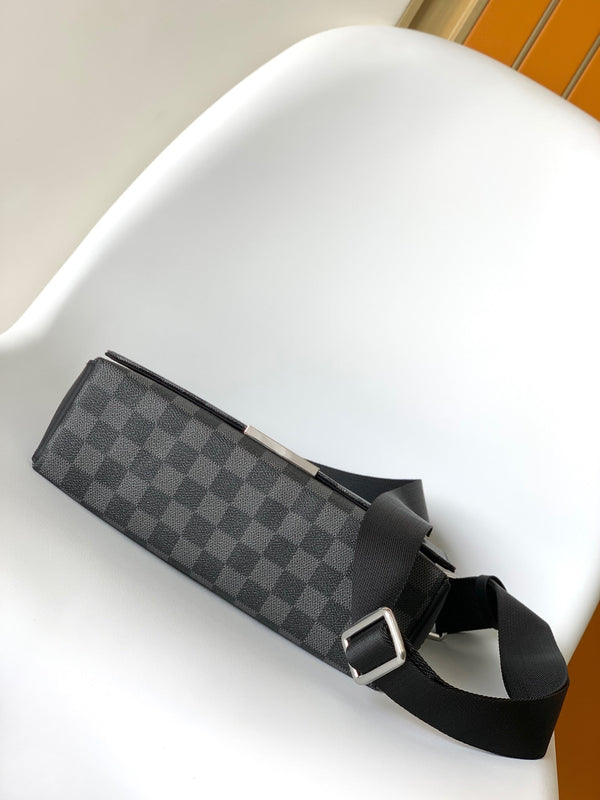LV District PM Messenger 25cm Black Damier Graphite Canvas