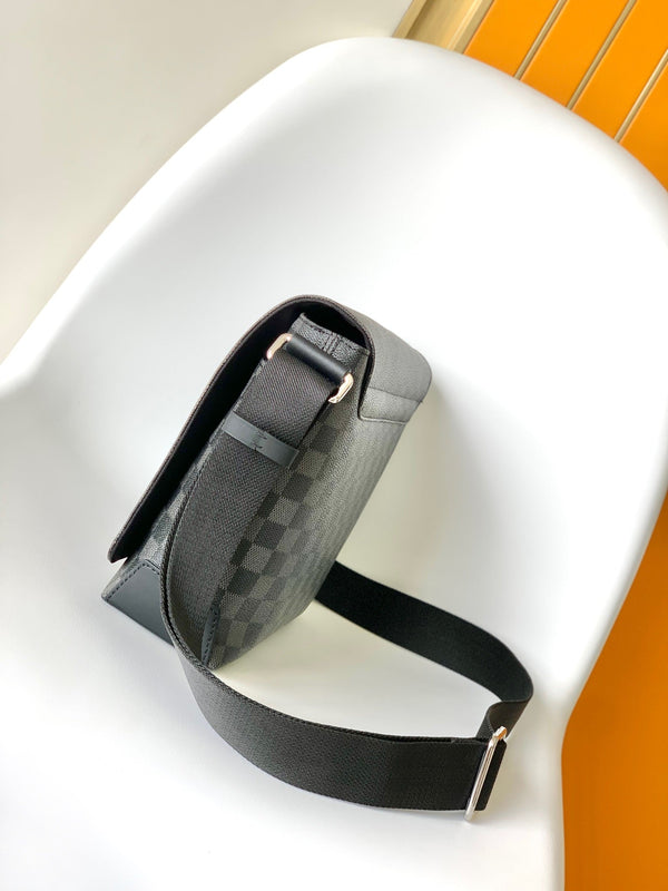 LV District PM Messenger 25cm Black Damier Graphite Canvas