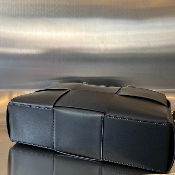 BORSA ARCO 36 IN PELLE DI AGNELLO NERA