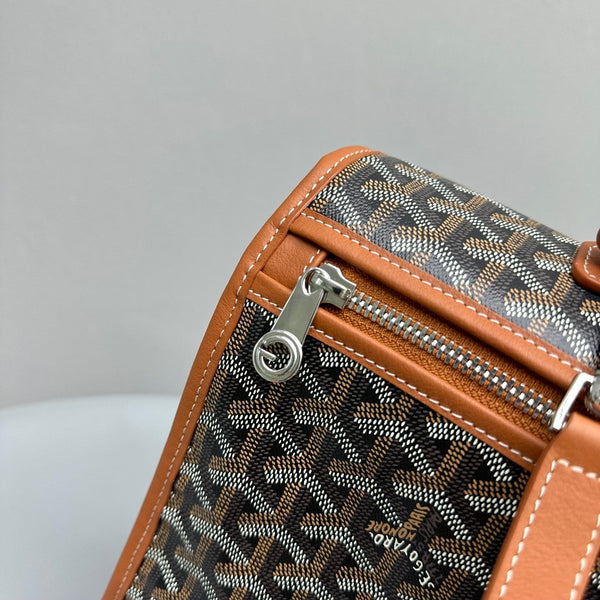 ZAINO LEGER 37 IN TELA GOYARDINE NERA CON RIFINITURE IN PELLE DI VITELLO COLOR TAN