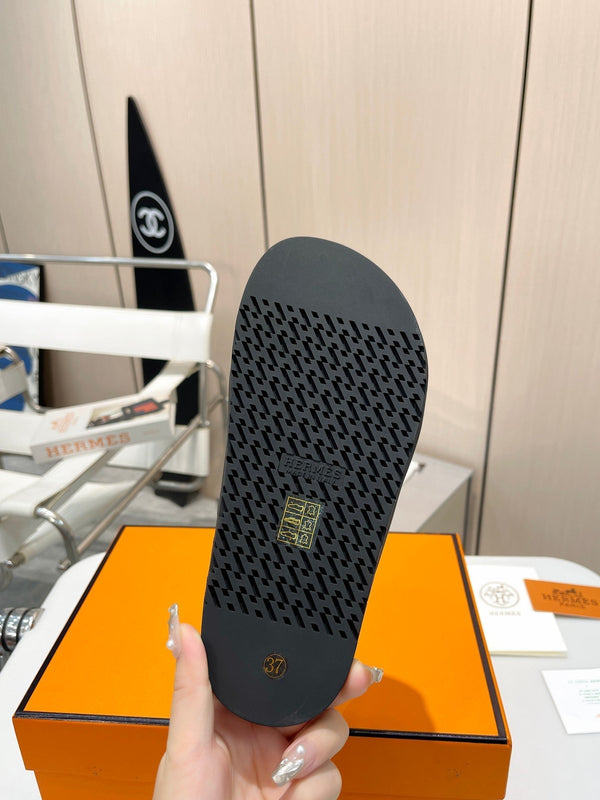 HM CHYPRE SANDAL BLACK WITH H-BUCKLECALFSKIN