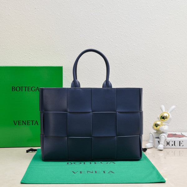 BV Medium Arco Tote 38cm Intreccio Leather