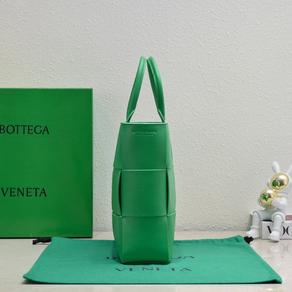 BV Medium Arco Tote 38cm Intreccio Leather