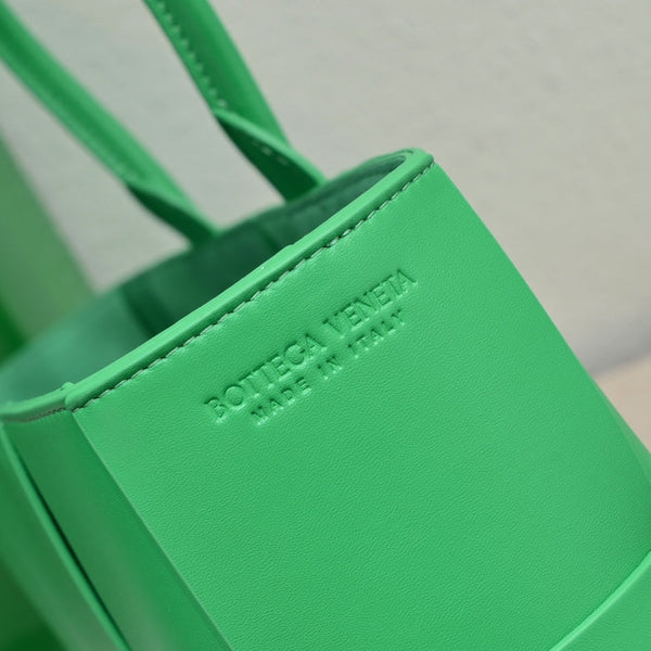 BV Medium Arco Tote 38cm Intreccio Leather