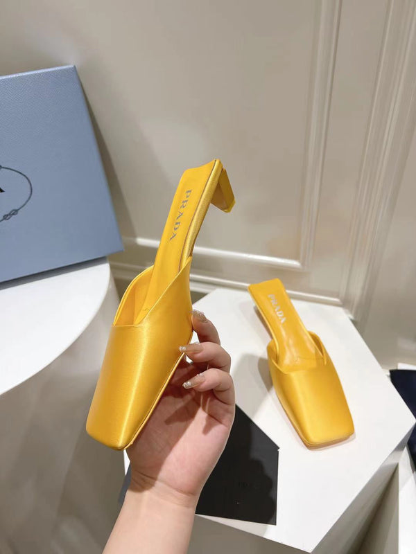 MULES PRA PUNTA QUADRATA IN RASO GIALLO