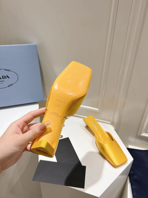 MULES PRA PUNTA QUADRATA IN RASO GIALLO