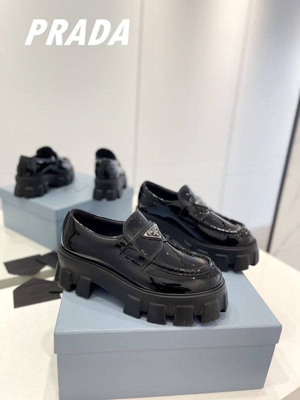 MOCASSINI MONOLITH IN PELLE SPAZZOLATA PRA NERO LUCIDO