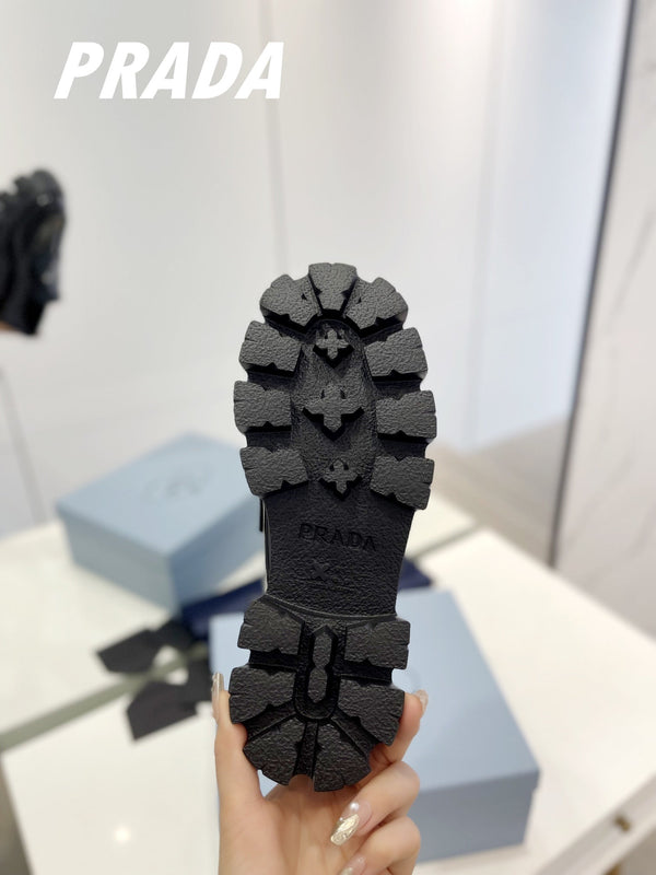 MOCASSINI MONOLITH IN PELLE SPAZZOLATA PRA NERO LUCIDO