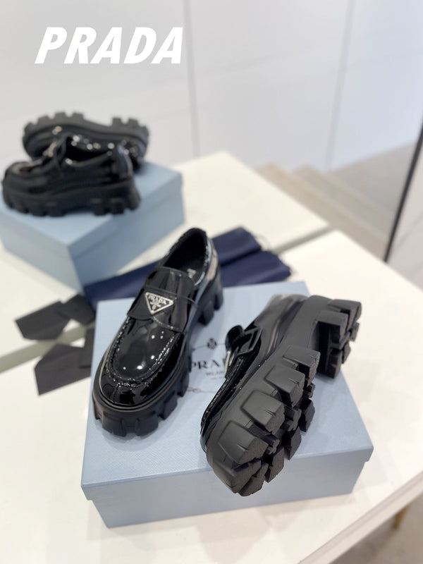 MOCASSINI MONOLITH IN PELLE SPAZZOLATA PRA NERO LUCIDO