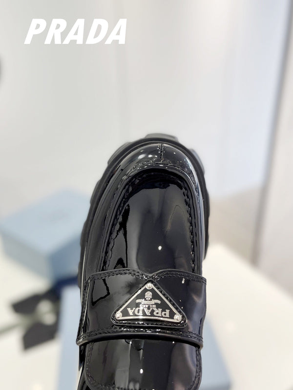 MOCASSINI MONOLITH IN PELLE SPAZZOLATA PRA NERO LUCIDO