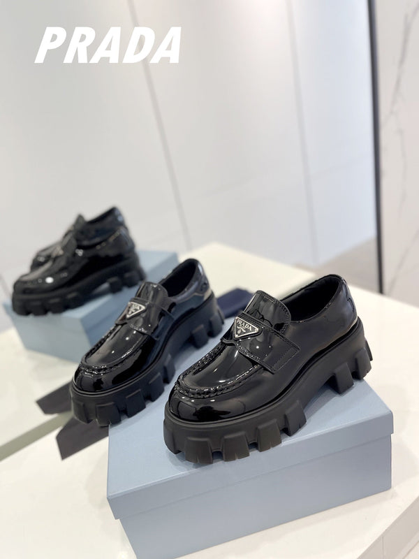 MOCASSINI MONOLITH IN PELLE SPAZZOLATA PRA NERO LUCIDO