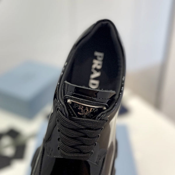 MOCASSINO MONOLITH CON LACCI IN PELLE DI VITELLO NERA LUCIDA CON LOGO TRIANGOLARE APPLICATO