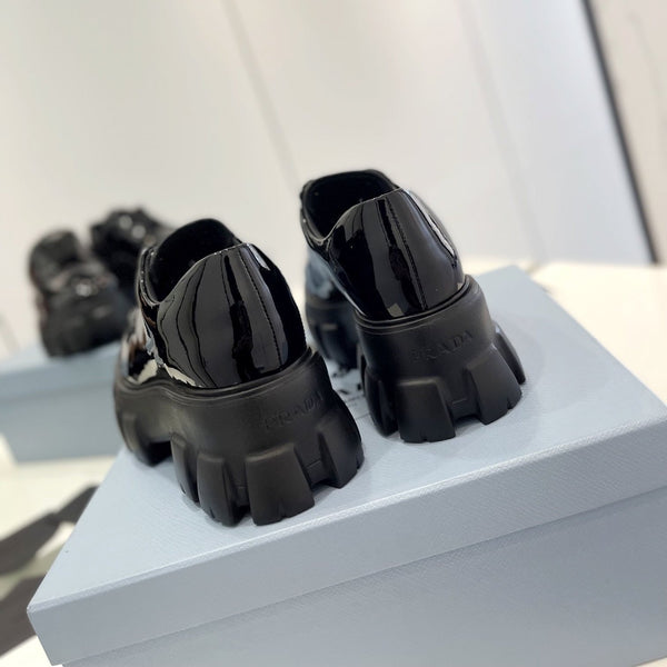 MOCASSINO MONOLITH CON LACCI IN PELLE DI VITELLO NERA LUCIDA CON LOGO TRIANGOLARE APPLICATO