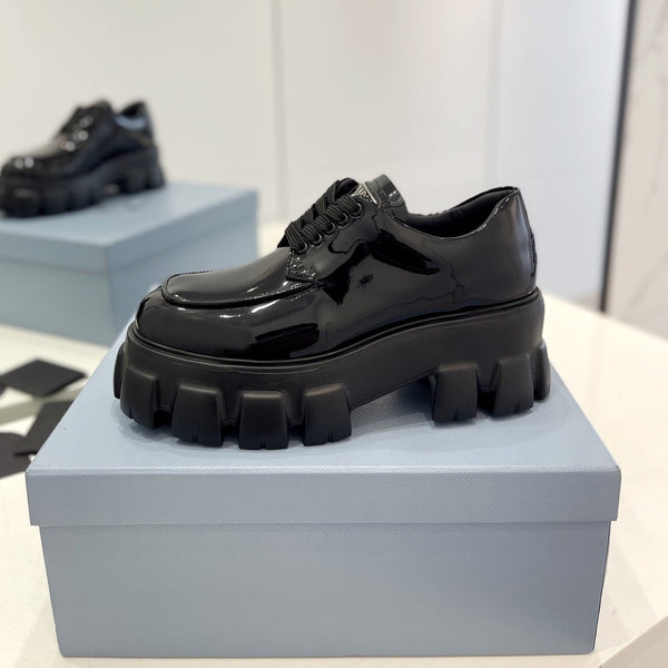 MOCASSINO MONOLITH CON LACCI IN PELLE DI VITELLO NERA LUCIDA CON LOGO TRIANGOLARE APPLICATO