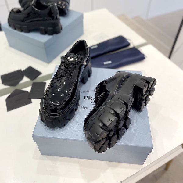 MOCASSINO MONOLITH CON LACCI IN PELLE DI VITELLO NERA LUCIDA CON LOGO TRIANGOLARE APPLICATO