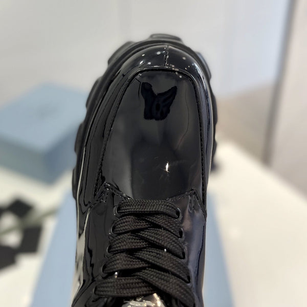 MOCASSINO MONOLITH CON LACCI IN PELLE DI VITELLO NERA LUCIDA CON LOGO TRIANGOLARE APPLICATO