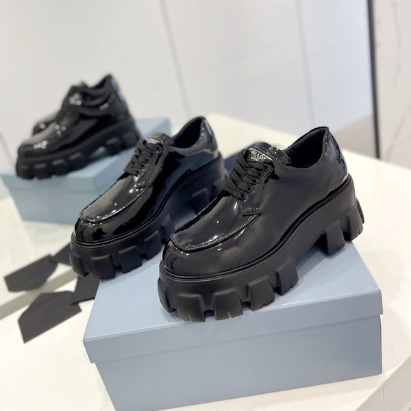 MOCASSINO MONOLITH CON LACCI IN PELLE DI VITELLO NERA LUCIDA CON LOGO TRIANGOLARE APPLICATO