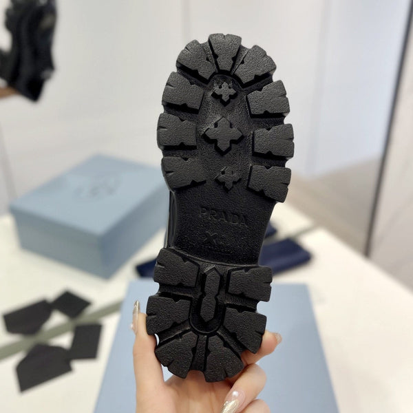 MOCASSINO MONOLITH CON LACCI IN PELLE DI VITELLO NERA LUCIDA CON LOGO TRIANGOLARE APPLICATO