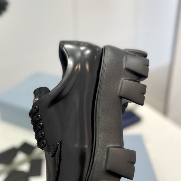 MONOLITH LACE-UP LOAFER IN BLACK CALFSKIN ATTACHED TRIANGLE LOGO