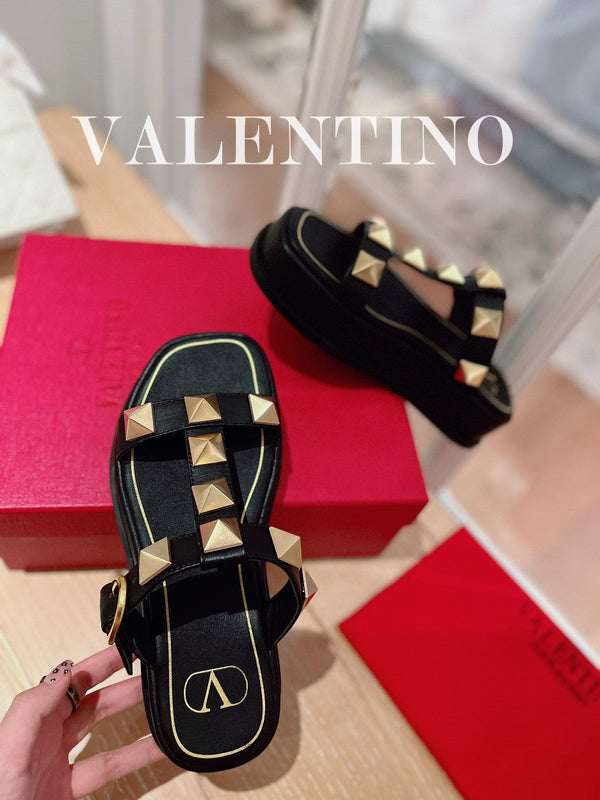 SANDALI ROCKSTUD CON PLATEAU IN PELLE DI VITELLO NERA