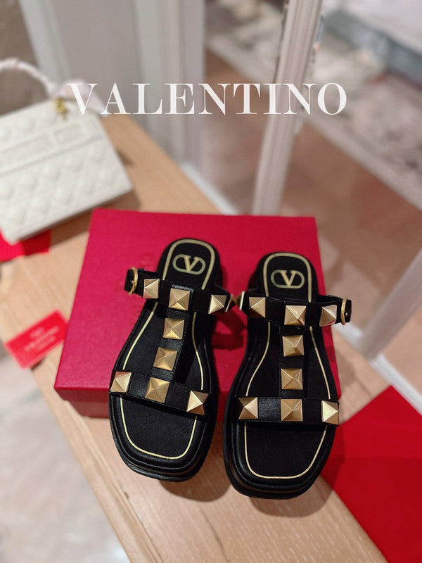 SANDALI ROCKSTUD CON PLATEAU IN PELLE DI VITELLO NERA