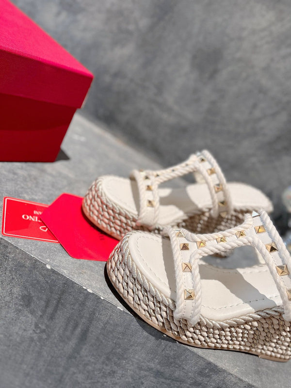 SANDALO ROCKSTUD IN NAPPA LAMINATA CON ZEPPA 100 MM BIANCO