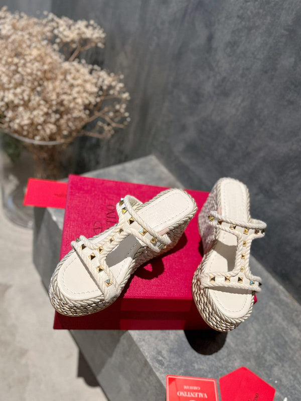 SANDALO ROCKSTUD IN NAPPA LAMINATA CON ZEPPA 100 MM BIANCO