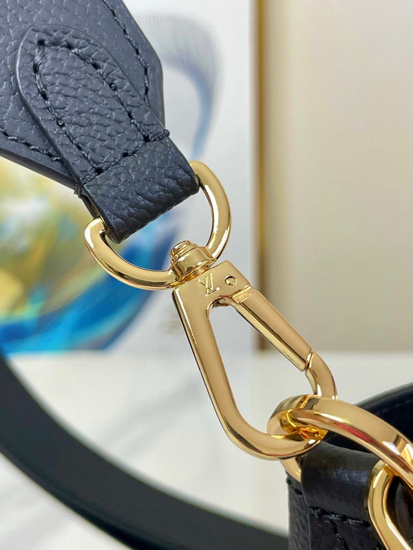 LOCK AND WALK 20 IN BLACK GRAINED CALFSKIN GOLD HARDWARE