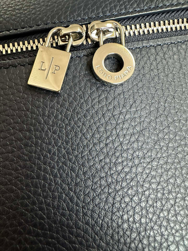 ZAINO CON TASCA EXTRA L23.5 IN PELLE DI VITELLO BLU NAVY CON FERRAMENTA ARGENTO