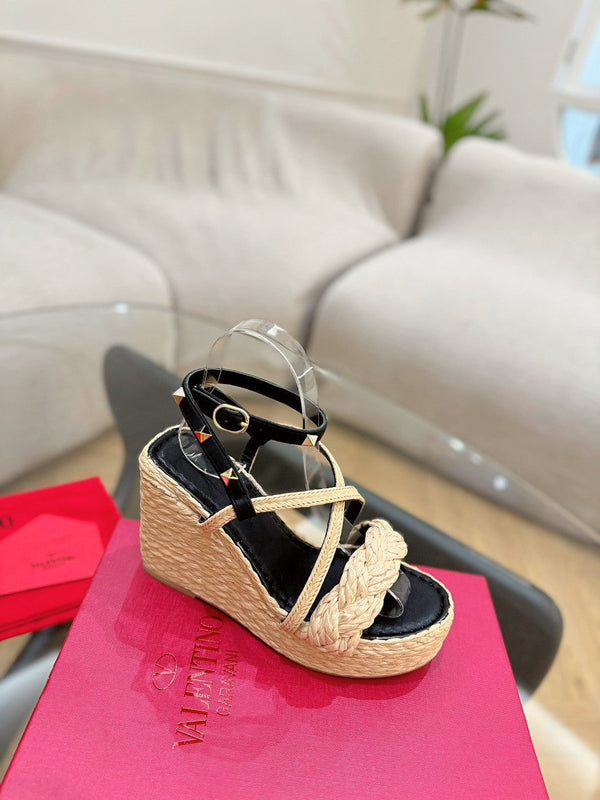 SANDALI CON ZEPPA GARAVANI ROCKSTUD IN VITELLO NERO E RAFIA BEIGE