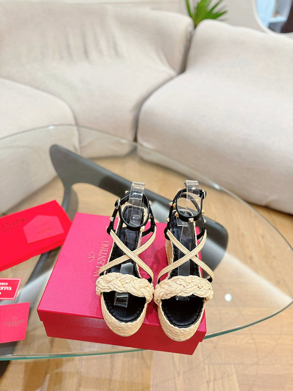 SANDALI CON ZEPPA GARAVANI ROCKSTUD IN VITELLO NERO E RAFIA BEIGE