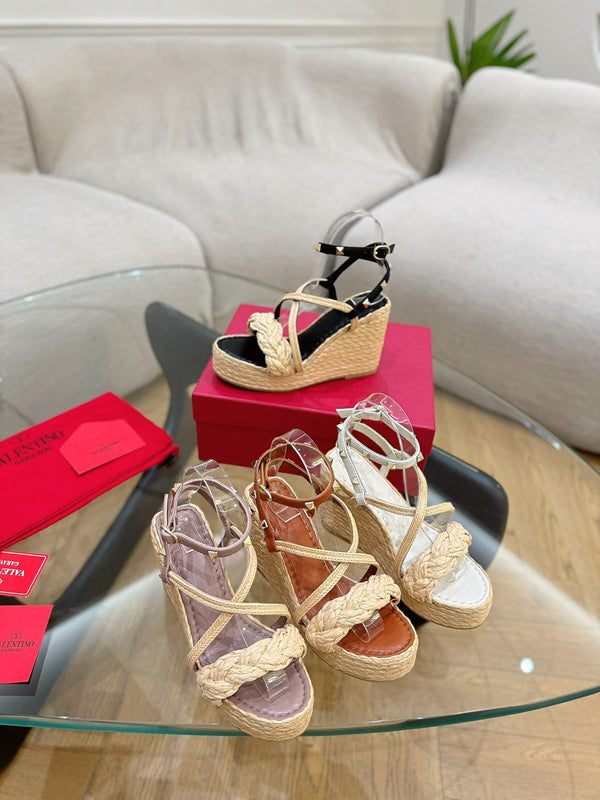 SANDALI CON ZEPPA GARAVANI ROCKSTUD IN VITELLO NERO E RAFIA BEIGE