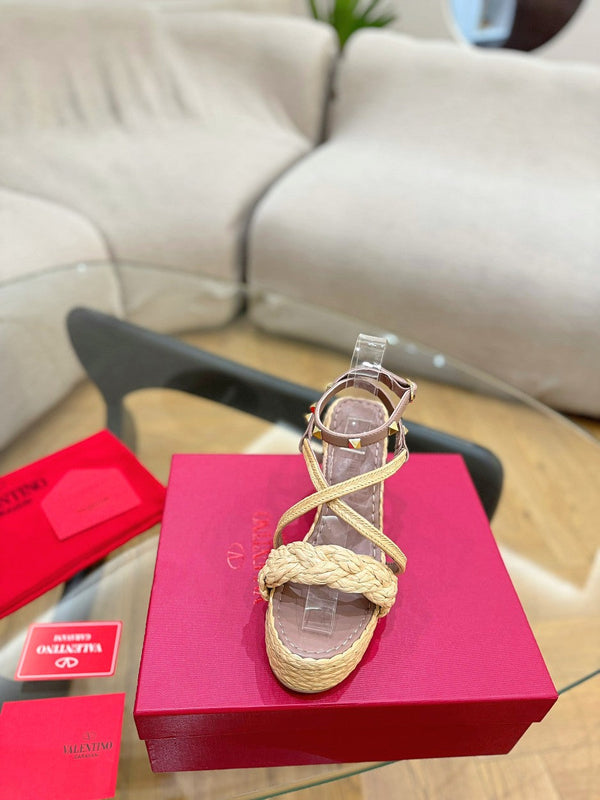 SANDALI CON ZEPPA GARAVANI ROCKSTUD IN VITELLO MARRONE ROSA E RAFIA BEIGE
