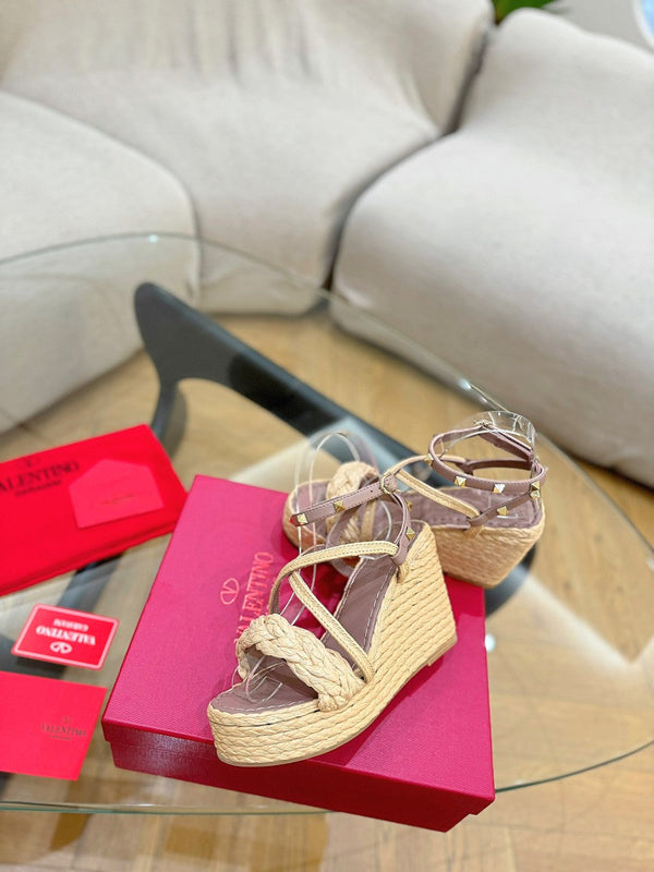 SANDALI CON ZEPPA GARAVANI ROCKSTUD IN VITELLO MARRONE ROSA E RAFIA BEIGE