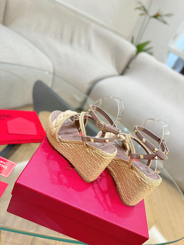 SANDALI CON ZEPPA GARAVANI ROCKSTUD IN VITELLO MARRONE ROSA E RAFIA BEIGE