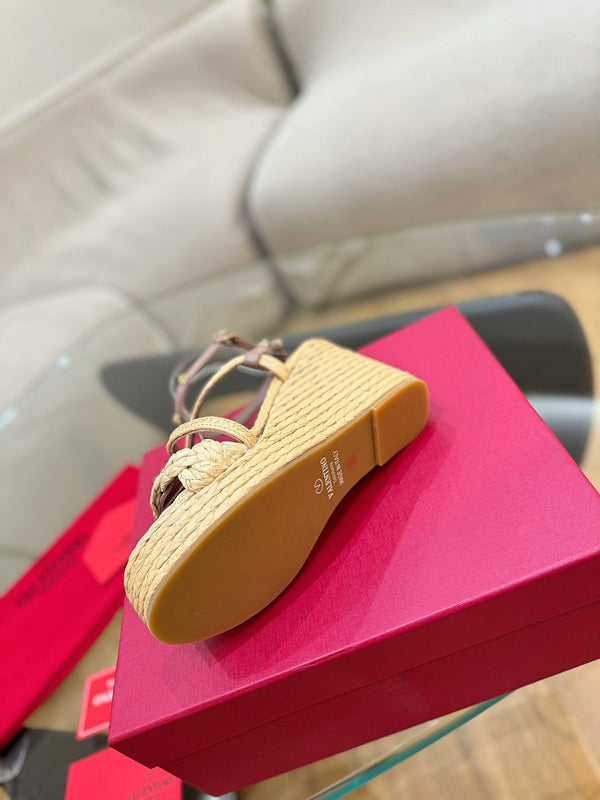 SANDALI CON ZEPPA GARAVANI ROCKSTUD IN VITELLO MARRONE ROSA E RAFIA BEIGE