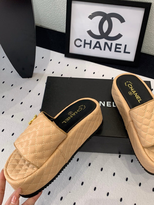 cc beige trapuntato in pelle di vitello con plateau