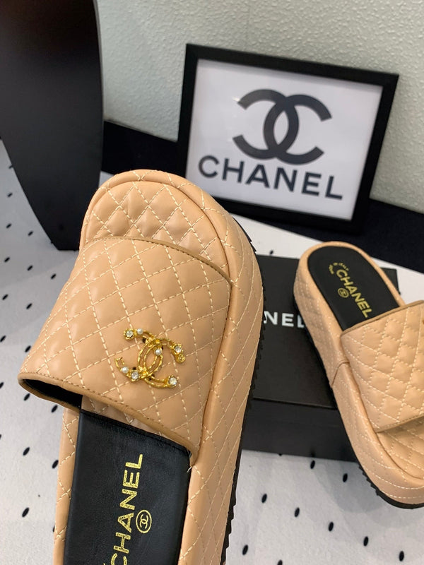 cc beige trapuntato in pelle di vitello con plateau