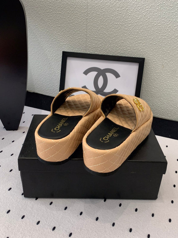 cc beige trapuntato in pelle di vitello con plateau