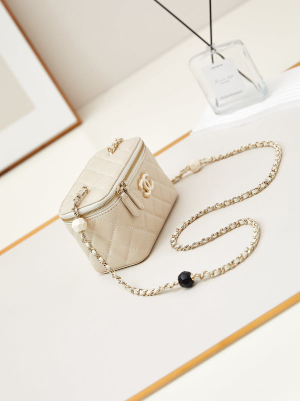 Mobiletto da toeletta 23p 17cm in pelle di agnello color crema, hardware in oro chiaro