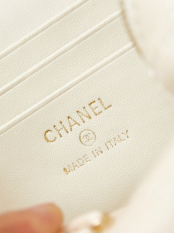 Mobiletto da toeletta 23p 17cm in pelle di agnello color crema, hardware in oro chiaro