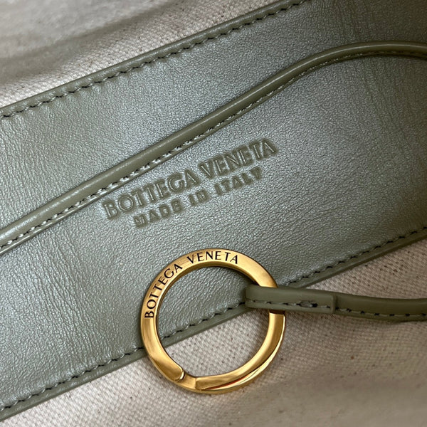 BV Loop Top Handle 19cm Green Beige Lambskin