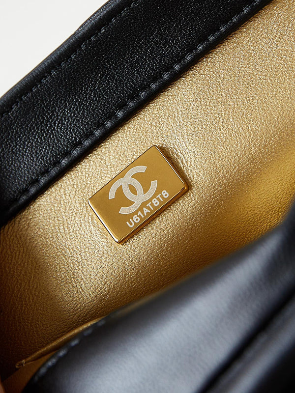 Borsa mini con patta 24a 20 cm in pelle di agnello nera con perle e finiture dorate