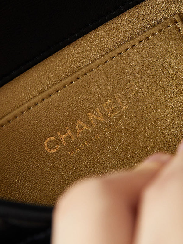 Borsa mini con patta 24a 20 cm in pelle di agnello nera con perle e finiture dorate