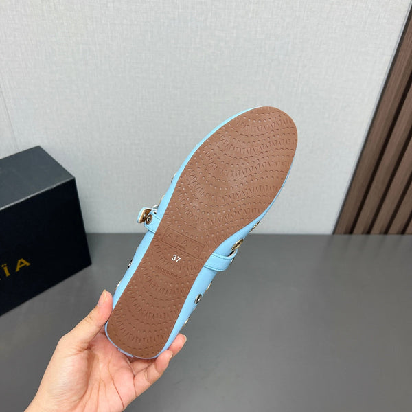 SCARPE MARY JANE ALAIA IN PELLE DI AGNELLO AZZURRA CHIARA CON FERRAMENTA IN ARGENTO E ORO